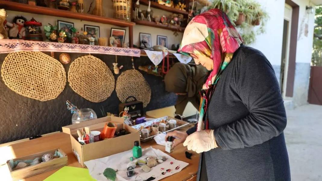 Adana’da Emekli Öğretmen Bahçesini Açık Hava Sergisine Çevirdi! 1